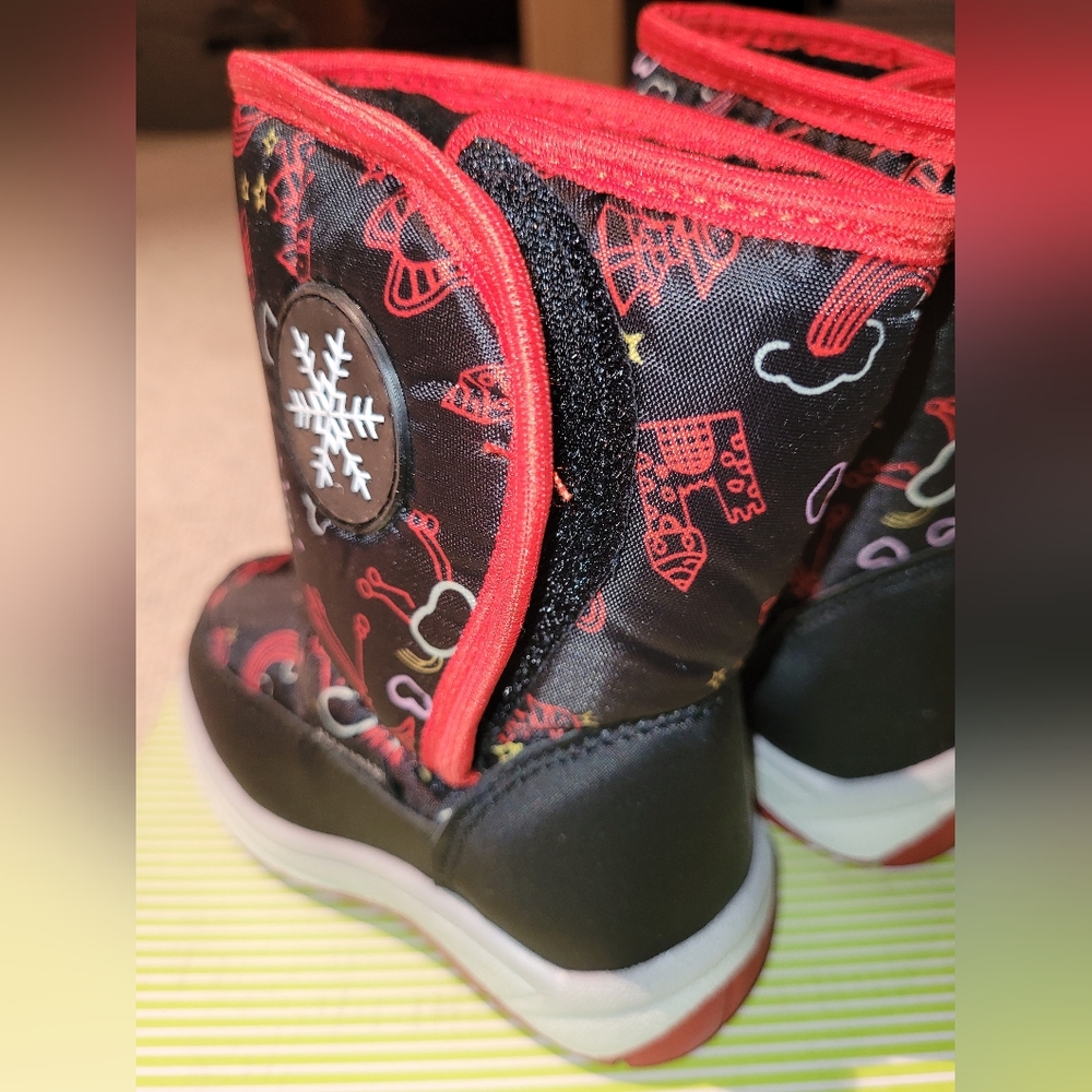 Toddler size 7, 8, 10 or 11 winter snowflake boots by Adorababy, NEW - Picture 2 of 5